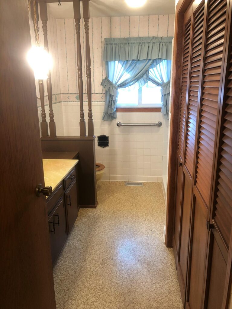 200 4th Street N, Terril, Iowa-Main Floor Bath-1559241020
