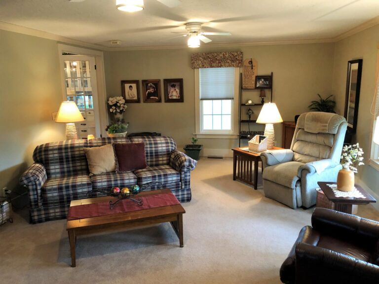 4.25 Acre Acreage-Family Room-1561484385