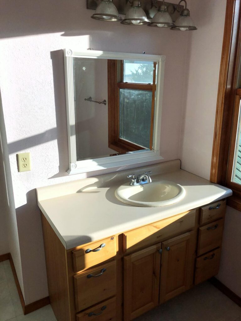Log Home on 30.1 Surveyed Acres-bathroom-1570646027